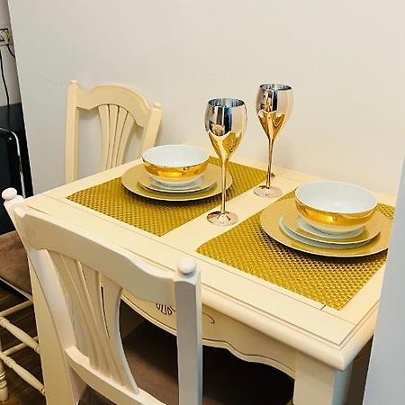 Târgu JiuGarsoniera Lux Centru Pietonal Tirgu - Jiuアパートメント エクステリア 写真