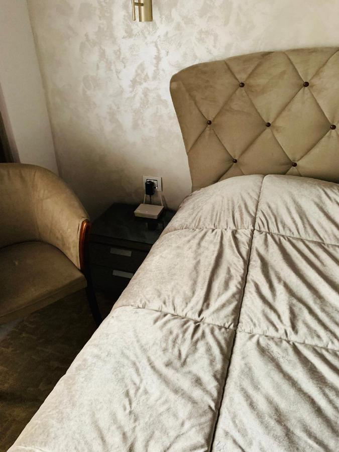 Târgu JiuGarsoniera Lux Centru Pietonal Tirgu - Jiuアパートメント エクステリア 写真